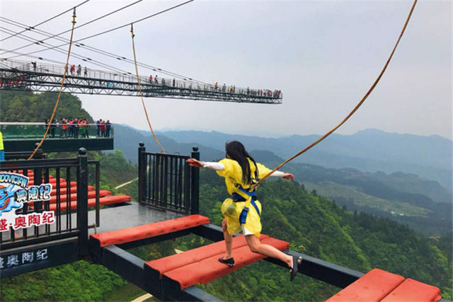 Parque temtico de alta altitude na cidade de Chongqing, na China, se torna popular entre os aventureiros