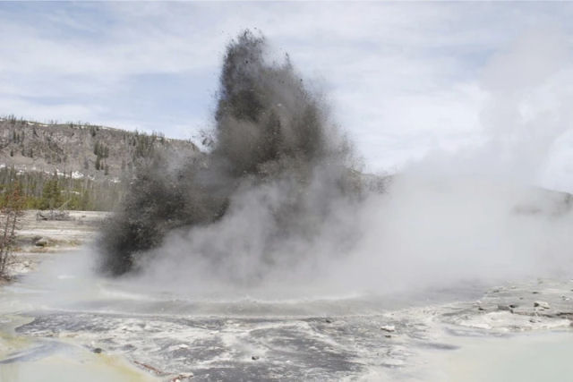 Exploso hidrotrmica na Bacia Biscuit do Parque Nacional de Yellowstone danifica parte do calado