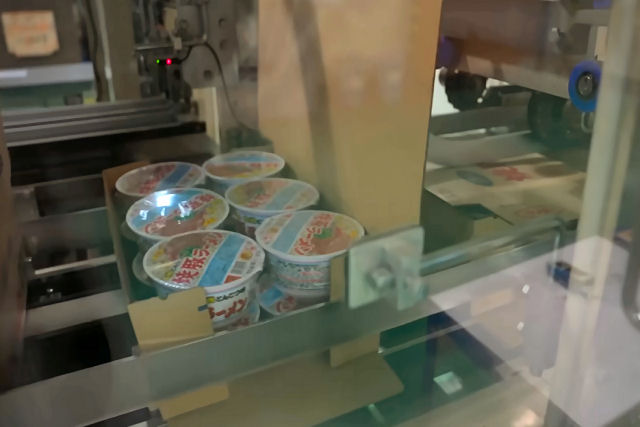 Vdeo fascinante mostra como o ramen instantneo  produzido em massa em uma fbrica no Japo