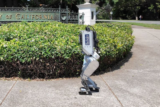 Robozinho bpede est passando pelo mesmo perrengue que os primeiros robs da Boston Dynamics