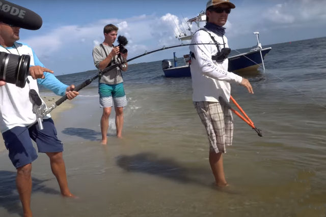 Pescador captura um peixe-serra de 5 metros