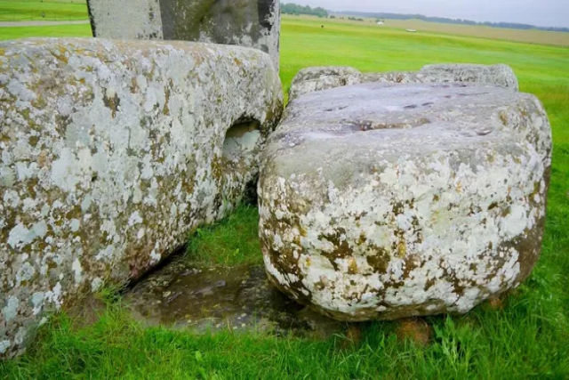 Pedra do altar de Stonehenge, de 6.000 kg,  originria do nordeste da Esccia, a mais de 750 km de distncia