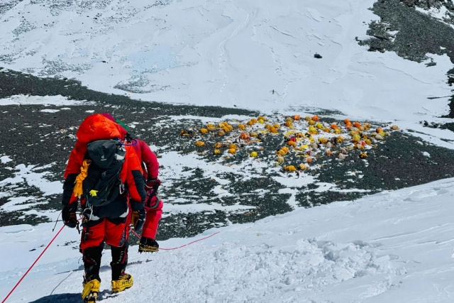 Mais de 200 corpos foram deixados para trs no Monte Everest, e muitos marcam o caminho para o cume