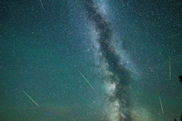 Chuva de meteoros Perseidas faz chover 'estrelas cadentes' sobre Stonehenge em gloriosa imagem astrofotogrfica