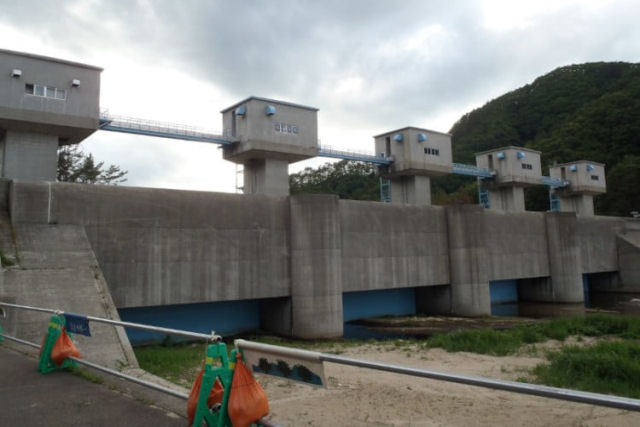 Como um prefeito japons desafiou os pessimistas e construiu uma comporta que salvou sua vila de um tsunami