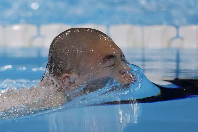 Nadador abrquio conquistou 6 medalhas, bateu recordes e surpreendeu o mundo ao cruzar a piscina 'sem respirar'