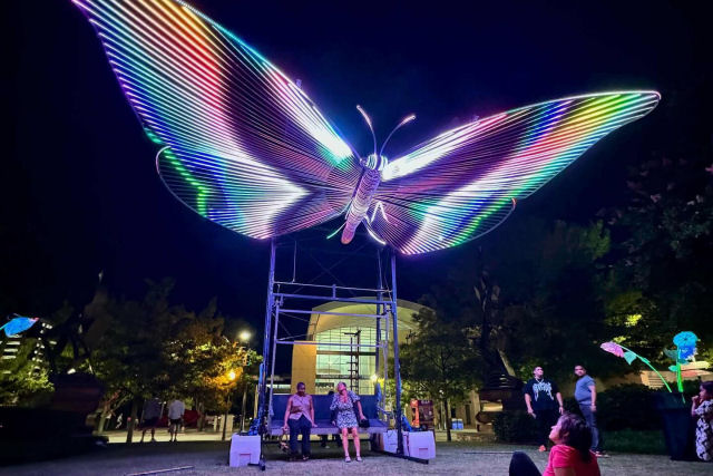 Bela escultura de borboleta une os frequentadores do festival Burning Man sob suas asas de LED brilhantes