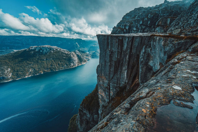 A vista deslumbrante de Preikestolen, 604 metros acima do Fiordse de Lyse, na Noruega