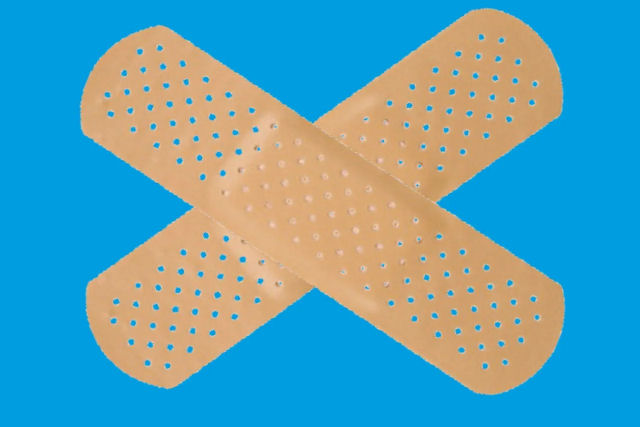 A origem dos band-aids  devida a uma jovem esposa estabanada