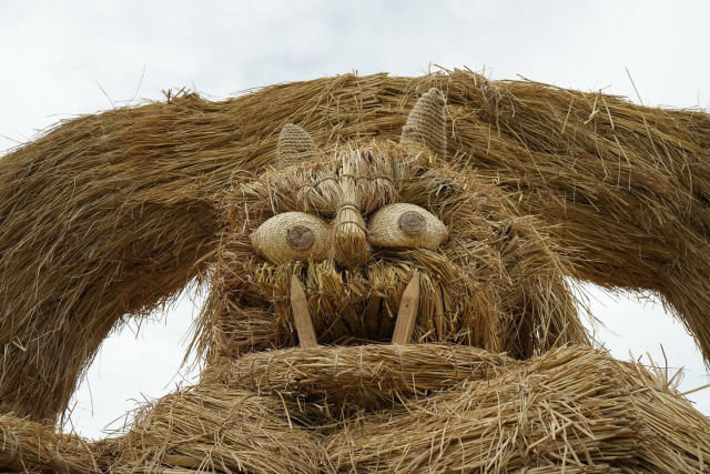 Enormes criaturas de palha tomam conta de um campo japons para o festival anual de arte Wara