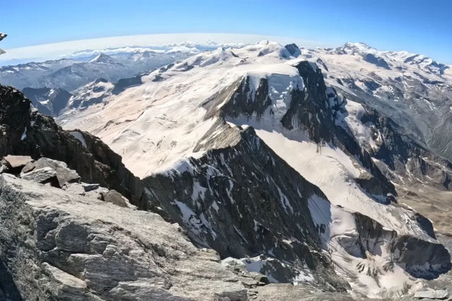 Saltador de BASE registra salto surpreendente do topo de montanha sua