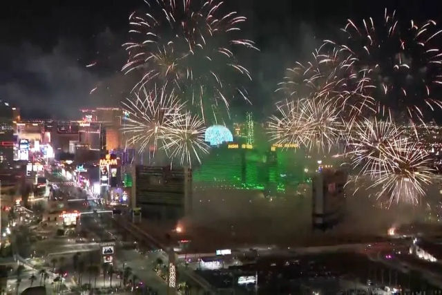 O lendrio hotel Tropicana em Las Vegas foi implodido acompanhado por um show de fogos de artifcio e drones