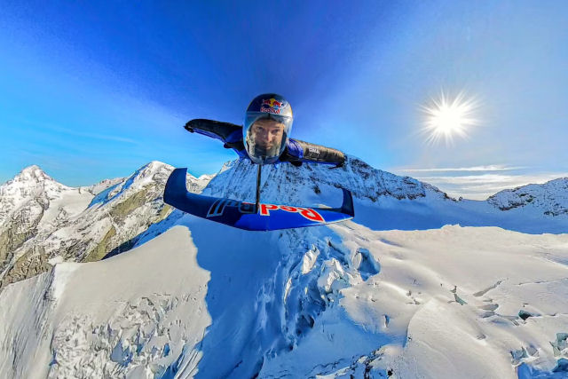 Peter Salzmann quebra o recorde mundial de voo mais longo com um wingsuit inovador