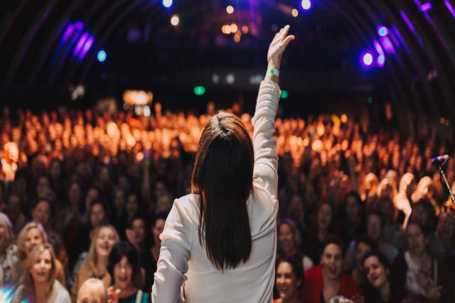 Coral de 100 mil pessoas canta 'Bohemian Rhapsody'