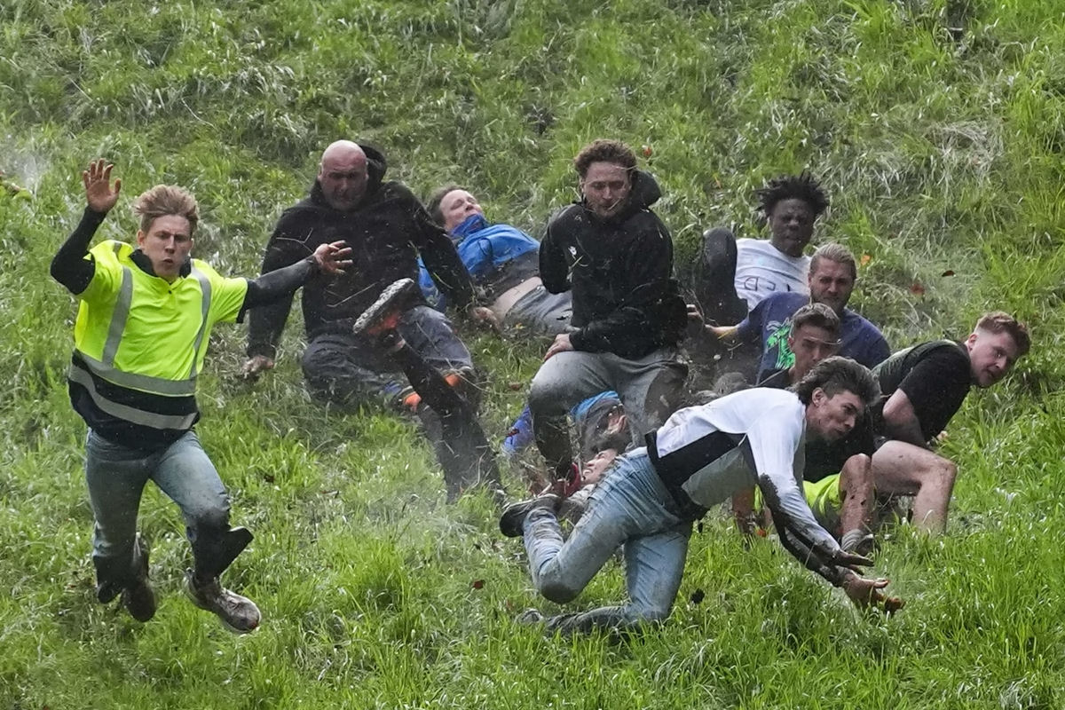 Corrida do queijo morro abaixo s mandou uma pessoa para o hospital este ano
