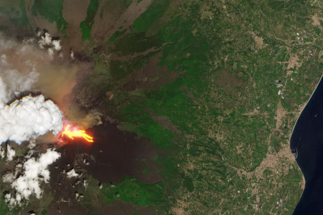 A espetacular erupo do Monte Etna na segunda-feira marca a atividade mais intensa do vulco em anos