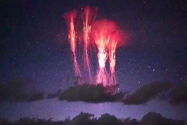 Raros sprites vermelhos iluminam o cu tibetano como fogos de artifcio em forma de gua-viva