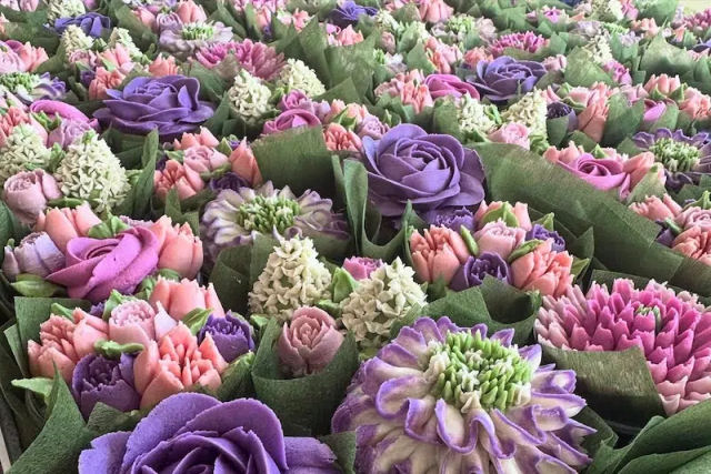 Confeiteira cria buqus de flores comestveis feitos inteiramente de cupcakes de creme de manteiga