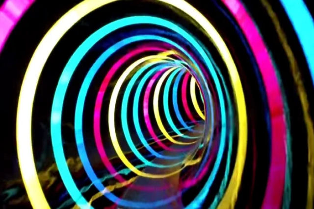 Parques aquticos alemes tem toboguas com tnel de efeitos de arco-ris de LED