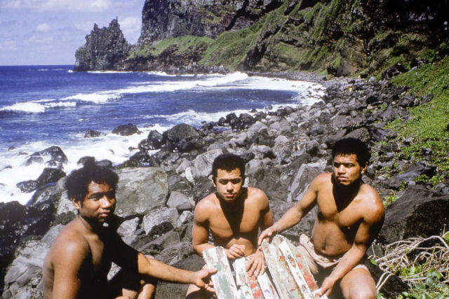 Em 1965, seis adolescentes ficaram presos em uma ilha deserta por 15 meses e todos sobreviveram