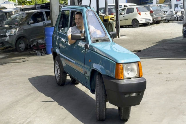 Mecnico italiano transforma Fiat Panda abandonado no carro funcional mais estreito do mundo