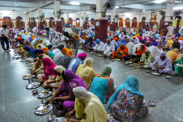 Templo Sikh indiano serve at 100.000 refeies gratuitas por dia