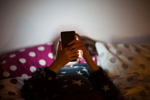 Cientistas pedem que mdias sociais e celulares sejam proibidos antes dos 13 anos
