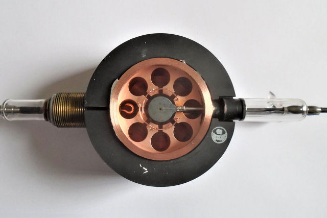 Por que no devemos colocar objetos de metal no micro-ondas?