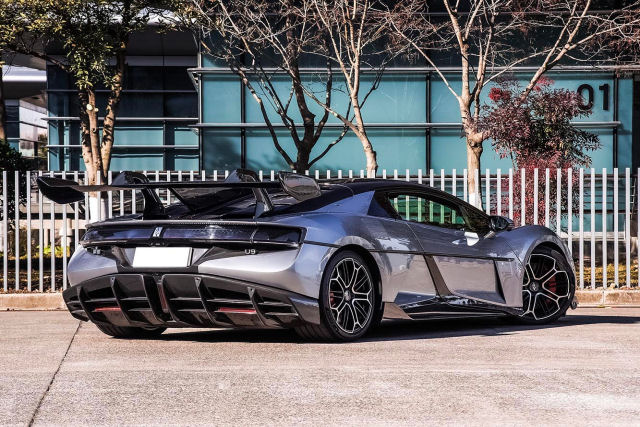 Hoje descobri que um carro de verdade pode pular buracos como o Mach 5