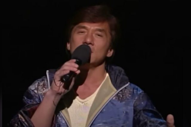 O dia em que Jackie Chan cantou Elvis Presley no Late Show