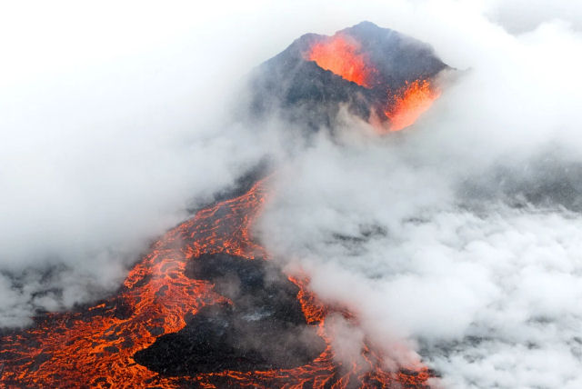 Fotgrafo captura imagens incrveis de erupo vulcnica durante uma tempestade