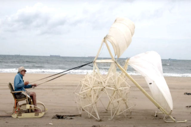 As esculturas cinticas Strandbeest agora tm capacidade de reboque humano