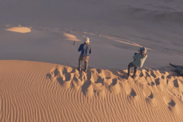 Quanto tempo rodar um pneu jogado do topo de uma duna de areia no deserto do Atacama?