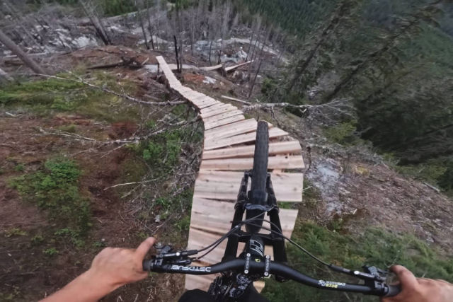 Ciclista captura imagens dramticas de um ponto de vista em uma trilha assustadora de mountain bike em uma floresta canadense