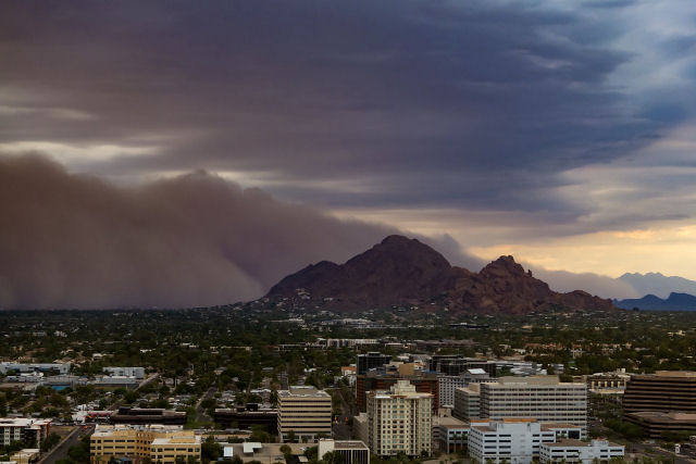 Fotos e vdeos insanos mostram cidade americana coberta por uma gigantesca tempestade de poeira