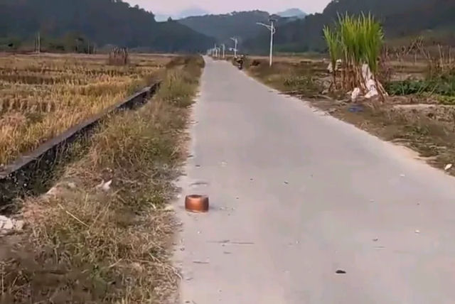 Homem acende fogos de artifcio cada vez maiores sob uma panela para faz-la voar cada vez mais alto