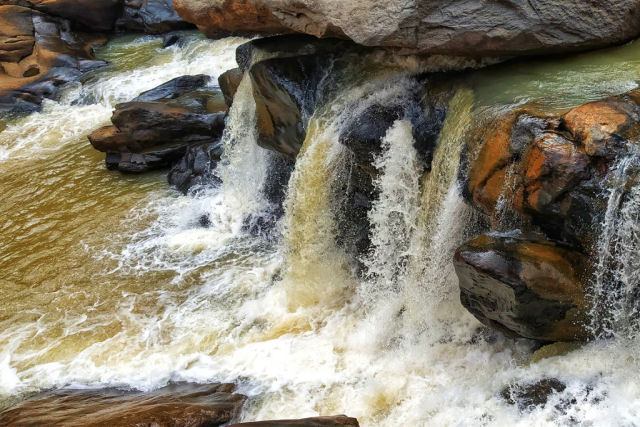 YouTuber indiano desaparece aps ser arrastado por cachoeira durante filmagem