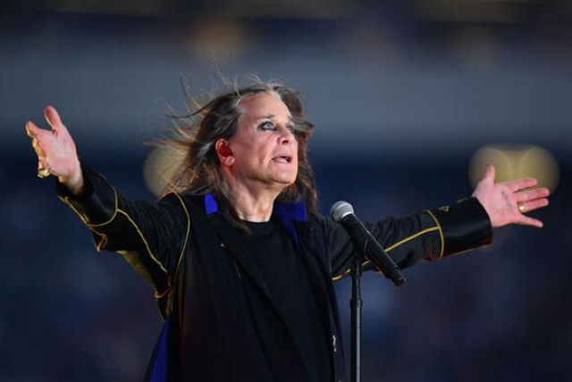 Enorme coral canta Paranoid em homenagem a Ozzy Osbourne