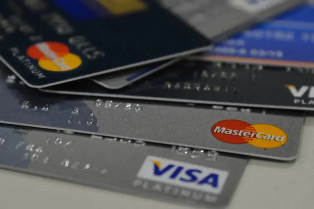 Uma breve histria monetria dos cartes de crdito mostra porque muitos terminam na pindaba por causa deles