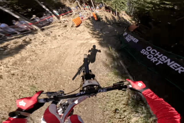 Veja o ponto de vista da descida insana do campeo de Downhill MTB, em Champry 2025