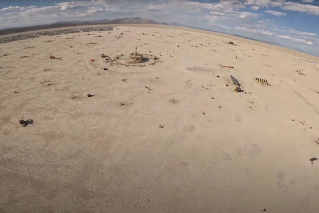 Temerrio salta sobre o festival Burning Man em vdeo espetacular