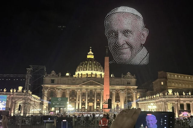 3.000 drones iluminam a Praa de So Pedro para um concerto histrico no Vaticano