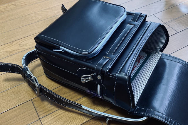O smbolo nacional japons mantido h geraes: uma mochila escolar extremamente cara