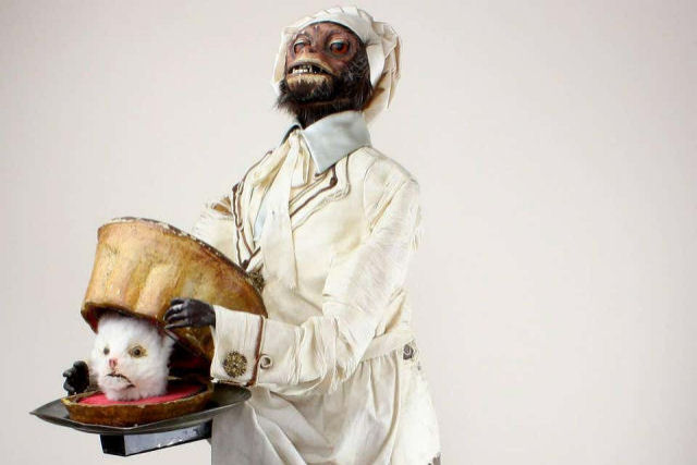 O horroroso macaco confeiteiro autmato servindo uma cabea de gato decepada