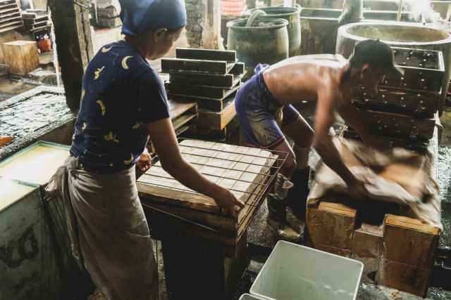 Tofu txico? Como o lixo plstico do Ocidente abastece fbricas de alimentos na Indonsia