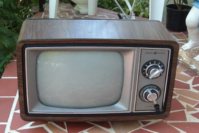 Ficar muito perto da TV realmente faz mal a viso mesmo?
