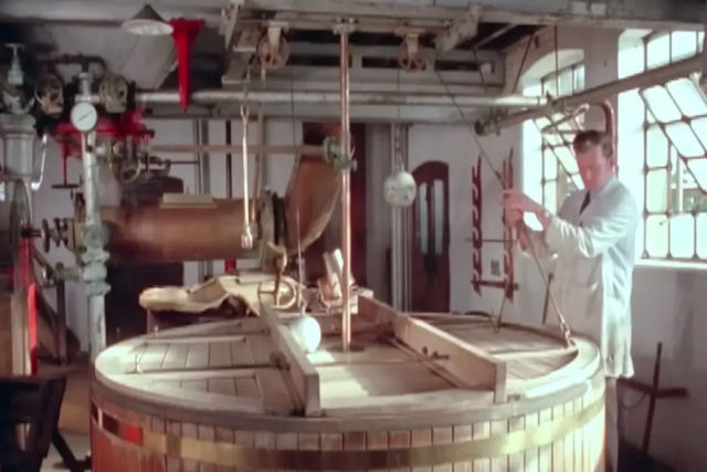 Um tour de 1974 por uma cervejaria tradicional inglesa onde a cerveja  produzida manualmente