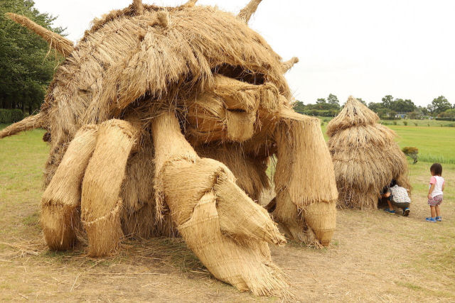 Animais mticos feitos de palha tomam conta do campo no Japo no Festival de Arte Wara de 2025