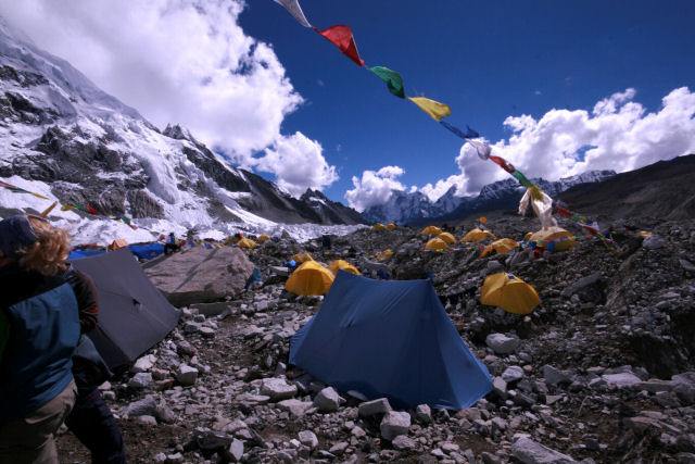 Nevasca atingiu o Everest deixando mil pessoas presas na montanha