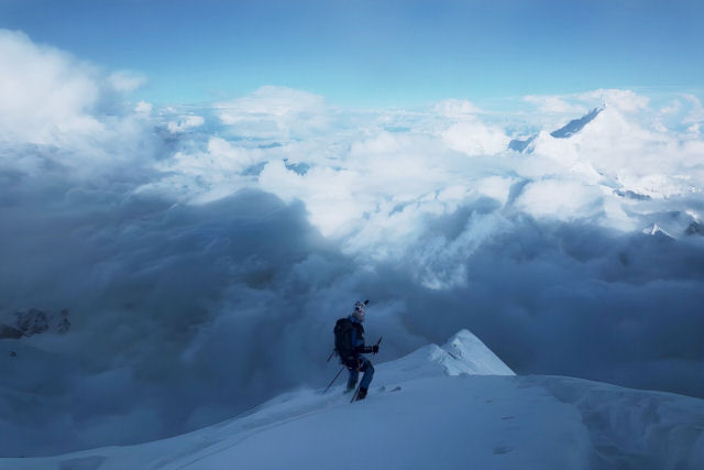 Imagens insanas mostram a descida de um esquiador do pico mais alto do mundo